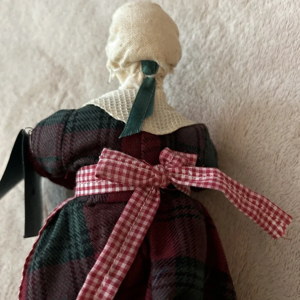 VTG Four Sisters Original Dickens Hanna Mendus 1995 Doll Woman Holding‎ Platter